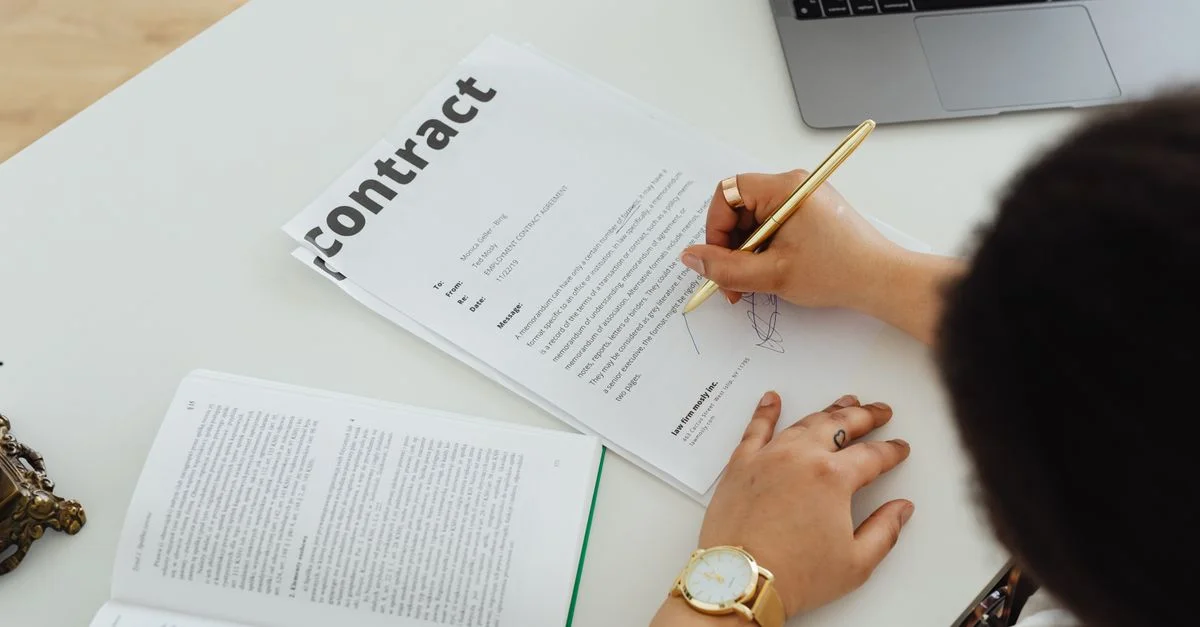 Professionnel signant un contrat d'affaires à un bureau moderne pour le travail de bureau.