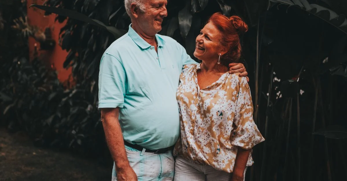 Joli couple senior partageant un moment affectueux en plein air. Souriant et affectueux.