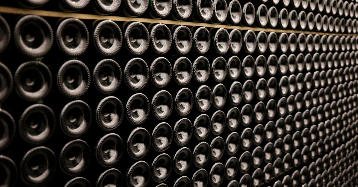 Un gros plan sur des bouteilles de vin empilées symétriquement dans une cave à vin à Bruxelles, Belgique.