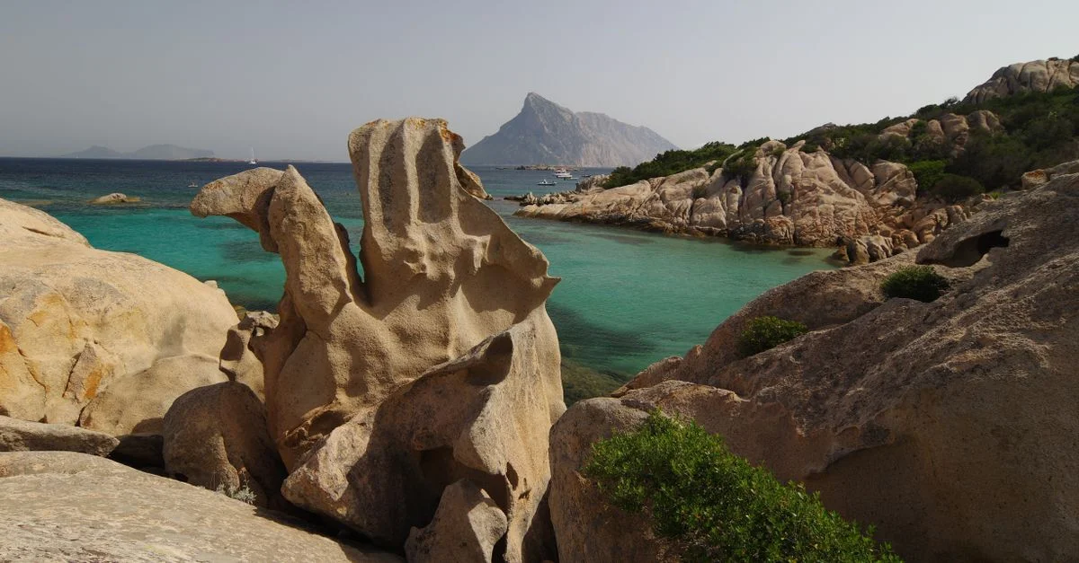 Paysage côtier époustouflant avec des formations rocheuses uniques et des eaux turquoises claires.